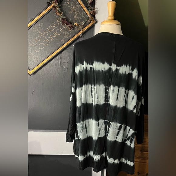 Unique tie dye top. (Inventory tub #1). - Picture 2 of 6